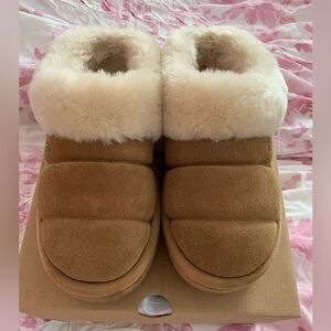 Ugg women tazzlita boots in size 5